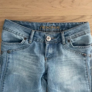 Lågmidjade jeans - Jätte snygga ljusa lågmidjade jeans!❤️ Rätt så slitna längst ner på benen eftersom de varit lite långa för mig som är 160. Säljer eftersom de blivit för små. Midjemåttet rakt över: 36cm💞 Innerbenslängden: 77cm💞