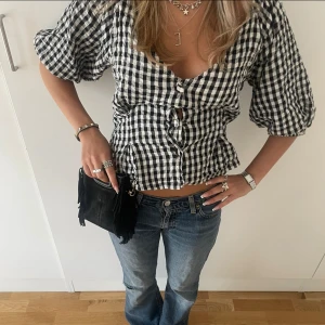 Levis jeans  - Säljer dessa snygga blåa Levis jeans. 🌟 Jag är 167 för referens🌟 Skriv vid funderingar eller frågor🌟 Bootcut och low waist jeans🌟