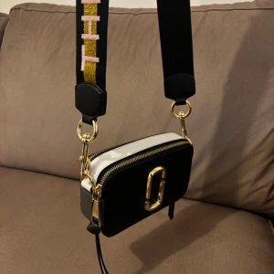 Marc Jacobs väska - Äkta! Har inget kvitto då den var en present. Artikel nummer finns i väskan (se bild). Använd kankse 2 gånger! Som ny🌸