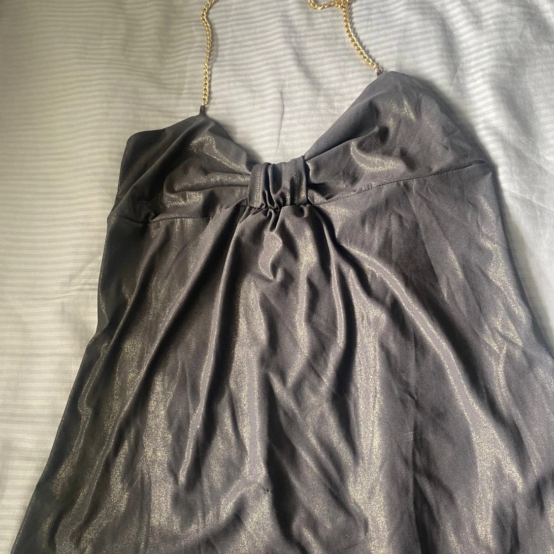 Svart glittrig halterneck topp med guldkedja - 90