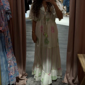 Sommarklänning - Säljer denna fina klänningen som är använd en gång från CopenhagenLyxGbg, köpt för 1500 men säljer den för 1300 eftersom den är använd en gång och är i från skick