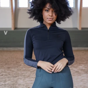 Maya Delorez tröja - Jag säljer denna långärmade, svarta Maya Delorez ridtröjan. Ord pris 600 kr, men säljer den för 300 pga att den är lite nopprig där bak. Använd 2 ggr utan andra defekter. Pris är diskuterbart.