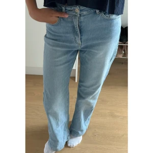 Vida jeans Carin Wester - Vida blå högmidjade jeans från Carin Wester, stl 36. Det är ett hål på insidan av framfickan, se bild 3, men det syns inte när man har på sig dem. I övrigt fint skick! 🩵 