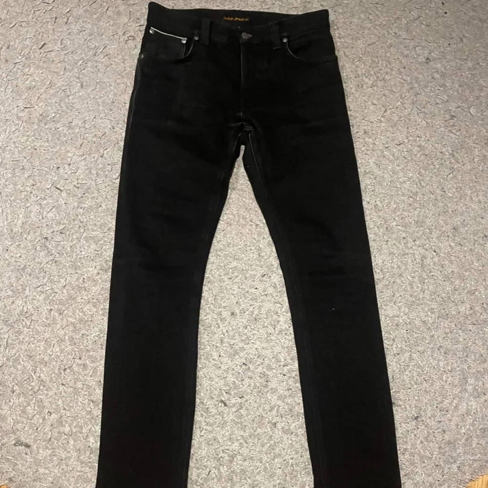 Säljer nu dessa snygga nudie jeans i ”Grim Tim” modellen. Säljer pga att de är för små. Jeansen är i bra skick. Storlek 30/32.  Skriv om frågor.. Jeans & Byxor.