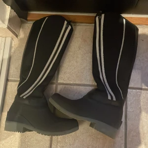 Vinter ridstövlar med reflex! - Ett par helt oanvända vinter ridstövlar, de har ludd inuti, vilket är super mysigt när det är extra kallt ute och fötterna håller sig varma! De har även en smidig reflex på utsidan! Hör av er om ni är intressarade! 0735341648