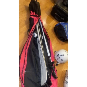 Skidor - helt kit  - Är du sugen på att åka skidor i vinter?  Då har jag ett helt set med skidor, stavar, pjäxor och hjälm.  Och även skidfodral/väska, och väska till pjäxor och hjälm.  Har använt detta 2 gånger innan jag fick problem med mina knän.  Så säljer dessa nu.