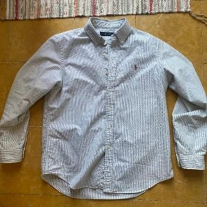 Polo Ralph lauren skjorta  - 100% bomull, äkta såklart. Storlek L.  Lite äldre modell. 