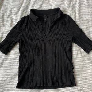 Blus från Lindex  - En jättefin skjorta/blus/T-shirt från Lindex! Nästan helt ny och jättefin i passformen!