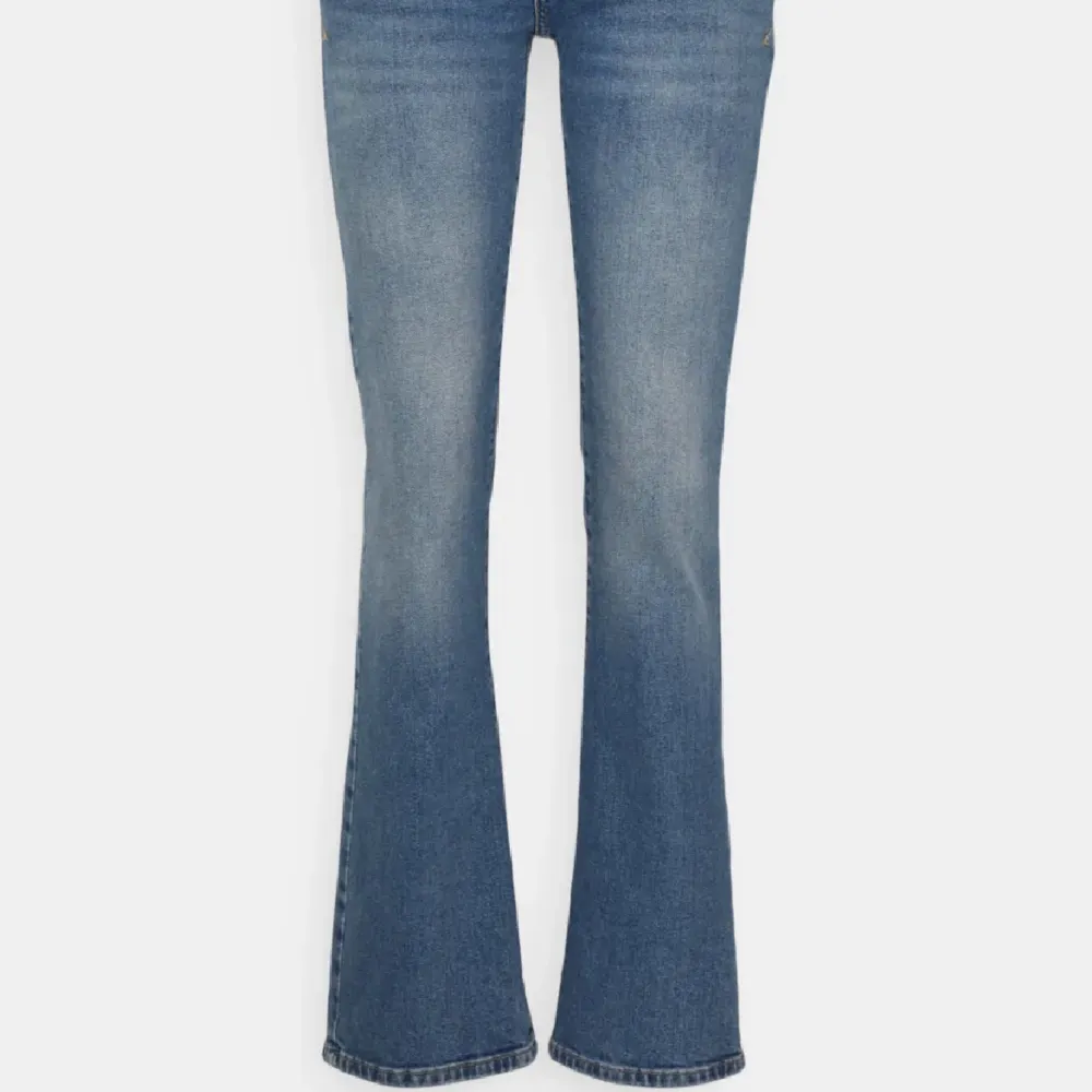 Nyskick jeans i modellen valerie🙌🏻 ner till marken på mig som är 165 cm . Jeans & Byxor.