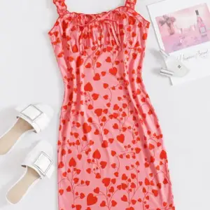 kort rosa klänning med tryck i storlek S. Använd 1 gång och i bra skick. 