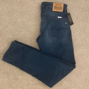 Replay jeans - Replay anbass jeans, helt nya med tags! Nypris 1800 kr. Storlek W32 L32. Hör av dig vid frågor eller funderingar! // stil ren