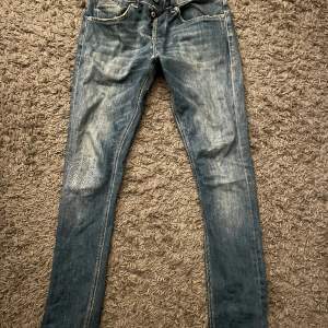 Säljer ett par dondup jeans i modellen George. Jeansen är i bra skick och i storlek 30. Hör gärna av er vid eventuella frågor 😄