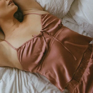 Nattlinne 🩷 - En underbar natt-topp i satin material 🩷 såå gullig och fin verkligen! Kan absolut användas i andra sammanhang också, så fin!💌 Färgen görs mer rättvisa på de två första bilderna. Är helt ny med lappar kvar, helt slutsåld på hemsidan! ❤️