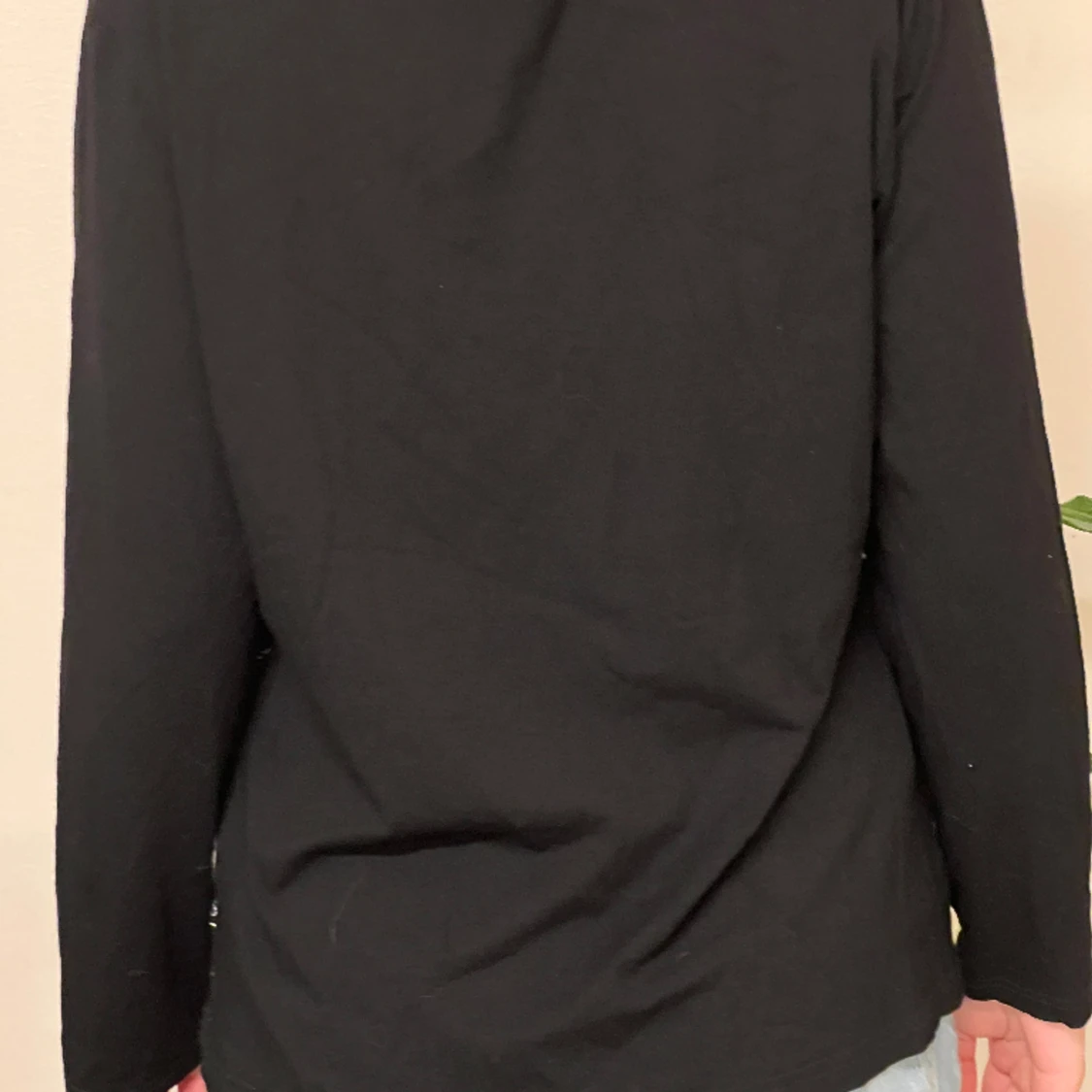 svart tröja med text.  - 90