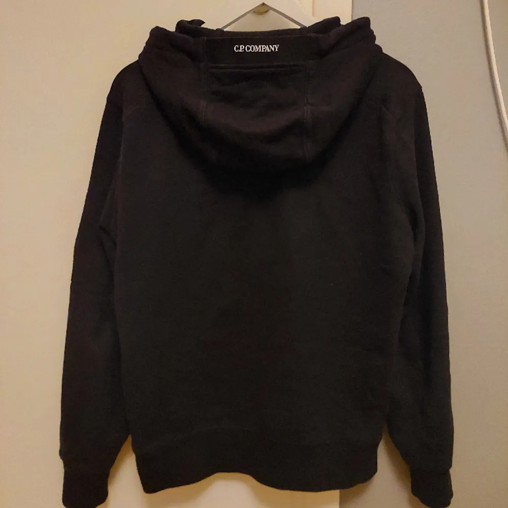 C.P Company, svart hoodie, 2100kr nypris. Skick 7/10 använd några gånger men ingen skada. Scan med qr kod och påse medföljer!. Hoodies.