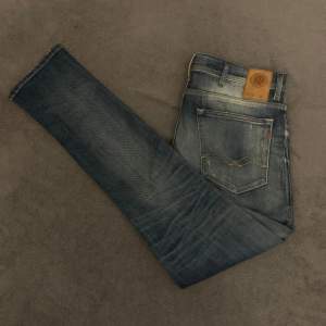 Säljer dessa schyssta jeansen från Replay i modellen Jondrill väldigt likt ambass! Skick 9/10, Storlek 33/32! Pris går självklart att diskuteras!