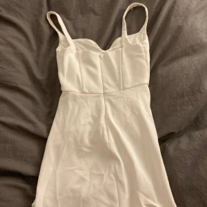 Söt vit klänning - Oanvänd, jätte fin 