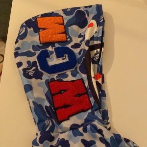 Bape - Ganska ny bape hoddie har haft på mig den 2 gånger. Ganska dålig rep men är dock jätte skön att ha på sig och passar bra när man sitter och spelar/kollar film. Sitter jätte bra och är skit snygg utanpå.
