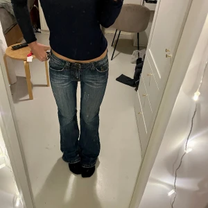 Lågmidjade bootcut jeans  - Lågmidjade bootcut jeans. Midjemått 37cm innerbenslängd 78 cm❤️‍🔥❤️‍🔥