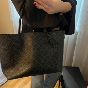 By Malene Birger - En väska i perfekt stolek i fint skick. Använd ett fåtal gånger 💗💗 Nypris 2700 mitt pris 2000