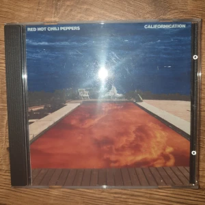 Red hot Chili peppers cd - Red hot Chili peppers cd i begagnat skick (repor etc) fråga gärna om fler bilder om det behövs🙏