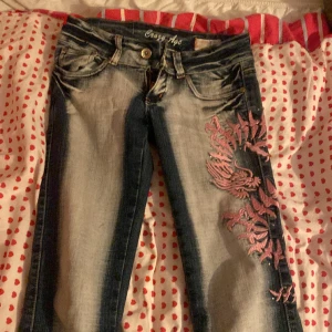 Crazy age jeans  - Snygga crazy age jeans!! 34 rakt över midjan och är ca 73 i innerbenslängden 💗 världens snyggaste men används tyvärr inte längre. Jätte lågmidjade och har inga defekter alls, bilder på finns!!!💗💗