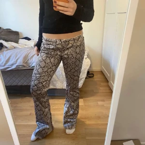 Ormskinn jeans  - Sååå cola jeans från weekday som är helt slutsålda🔥🔥
