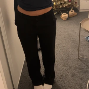 Kostymbyxor  - Säljer dem här super fina kostym byxorna ifrån Vero Moda då de inte kommer till användning längre.  Använda några få gånger och är i bra skick.  Storleken är XS/30. Nypris 400kr. Pris kan diskuteras 💘