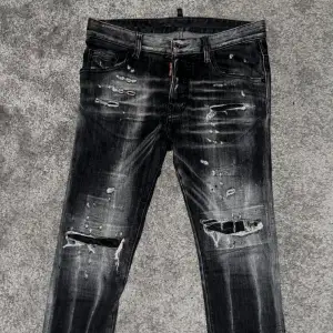 Säljer dessa äkta Dsquared2 Jeansen som endast är testade. Helt felfria. Bara att skriva om ni har några funderingar eller om ni vill ha fler bilder :)