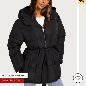 Jacka från nelly  - Svart jacka med skärp från nelly i storlek xs, använt 4 gånger så i ny skick!! Ny pris: 799kr