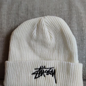 Stussy - ✨Oanvänd Stussy mössa.✨ Fräsch Stussy som är splitter ny finns även i svart.  ✔️Nypris: 399 kr✔️  ✅Mitt pris: 200 kr✅  ➡️Kolla min profil för flera oanvända produkter till bra pris.➡️  • Mvh: Maximilian