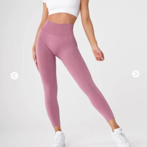 NVGTN tights - Pastel pink NV seamless leggings. Ett par tights från NVGTN, curve seamless leggings i bra skick! Knappt använda! De är i färgen pastel pink 