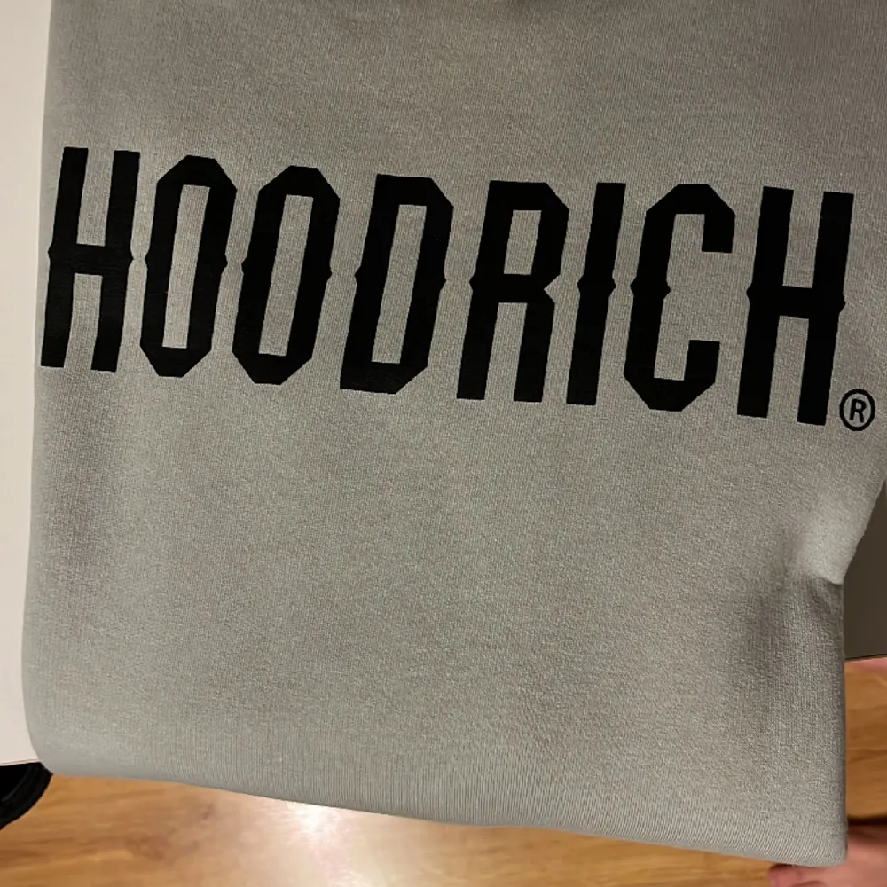 Fet hoodie från Hoodrich, jättebra skick inga hål eller fläckar. Storlek S. Säljer för 375 men priset kan sänkas vid affär. Vid fler frågor eller bilder kom privat. Hoodies.