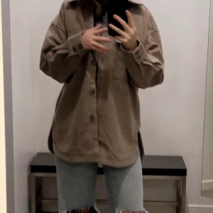 Jacka - Overzised skjortjacka från H&M! Använd ett par gånger men inget som märks. Passar perfekt för hösten/våren! Den är rätt så lång men jag är 172 (se bild) Ny pris 399kr men säljer för 250+frakt!!