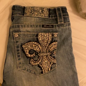 miss me jeans - Jag säljer mina låga miss me jeans med jättesnygga bakfickor eftersom de tyvärr har blivit för stora! Modellen är skinny, men det är nog lätt att sy om dom bootcut genom att sy dit lite tyg eller klippa en slit på sidorna💘💘Jag är 171 och dem är korta!