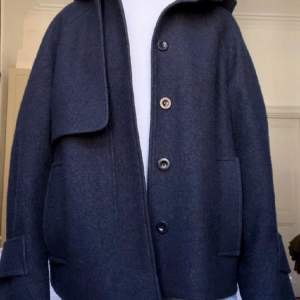 Säljer min marinblåa COS kappa som är helt slut överallt! Den är i storlek XS och är i väldigt fint skick. Säljer för 1500 kr. Kan frakta eller mötas upp, helst på Karlaplan. 