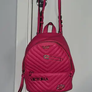 Liten rosa ryggsäck från Victoria Secret. Slutsåld och svår att få tag på. Nyskick då den inte är använd. Priset kan diskuteras (ändats Swish) köparen står för frakten 