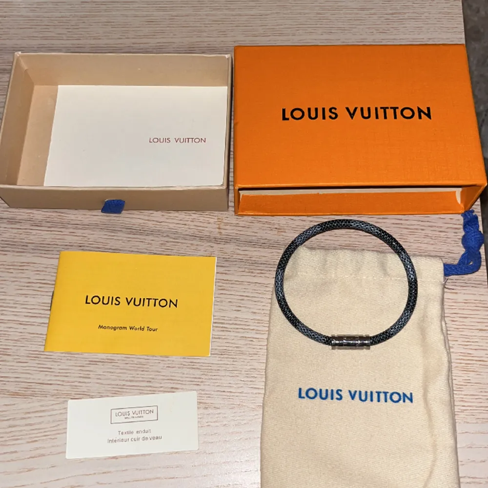 Säljer nu mitt Louis Vuitton/lv armband. Det är i väldigt bra skick. Knappt använt.  Har ej kvitto. Perfekt julklapp för honom!. Accessoarer.