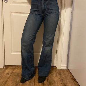 ”Vintage” jeans - Ett par högmidjade unika jeans i ett mjukare jeans material som ej kommer till användning längre.