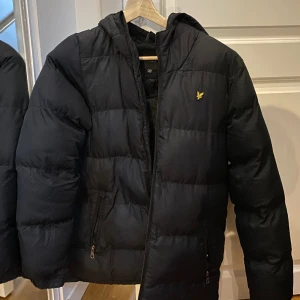 Lyle & scott pufferjacka i nyskick!🌟 - Lyle and scotte jättefluffig pufferjacka med äkta dun, i nyskick🌟 Säljer billigt pga garderobsrensning, nypris ca 2000kr!🫶🏻 DM för fler bilder 