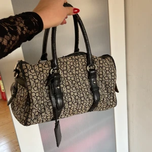 Calvin Klein väska - Väska från Calvin Klein som är super fin och så rymlig! Tyvärr så är de svarta handtagen och detaljerna tappat färg, inget man tänker på från håll. Även lite glitter korn i väskan från en mask som varit i den, men de kan man få bort💞  