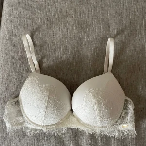 Ella M Vit Bh - Supersöt push-Up bh från Ella M (Lindex). Inte använd jättemycket, i superbra skick. Fraktkostnad tillkommer!😚