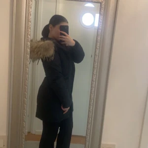 Vinterjacka - Hollies Livigno long vinterjacka. Använd endast ca 3-4 ggr. Stl 36. Nypris cirka 5000 kr. Först till kvarn, ingen budgivning. Hör av dig för fler bilder🌸