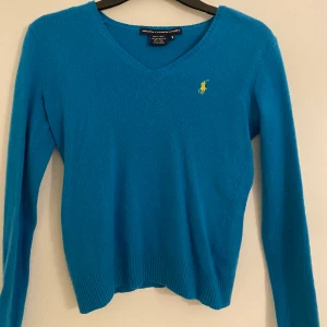  Ralph Lauren tröja - Säljer denna tröja då den tyvärr är lite för liten för mig, tröjan är ganska nopprig men inga andra defekter❣️