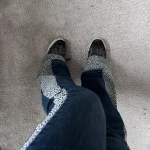 Jeans!   - Så snygga bootcut jeans med snygga detaljer❤️❤️ Midjemått:72cm men det är stretch så dom kan bli till ca 84cm Innerbenslängden: 81cm ❤️