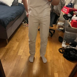 Vita weekday jeans  - Off-white weekday jeans, sparsamt använda Väldigt bra skick inga märkbara defekter överhuvudtaget Nypris: 600kr  Skriv om du har frågor eller för fler bilder🔥🤙
