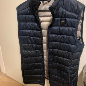 Lindebergh väst - Skön väst som är skitsnygg och clean. 