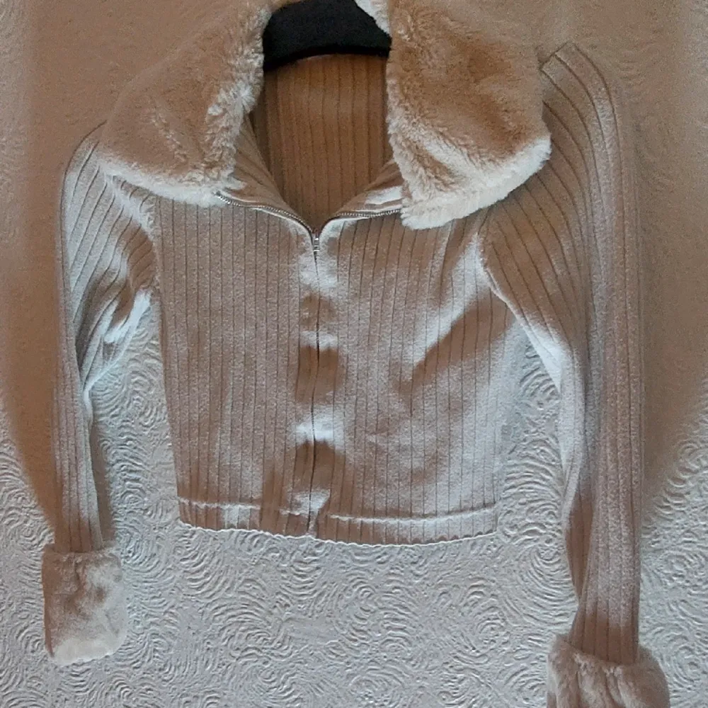 Medium white crop top very comfy and warm . Toppar.