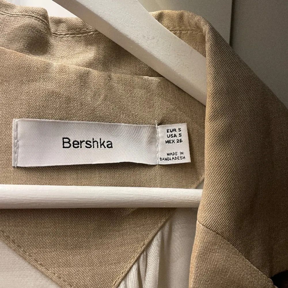 Fin beige kavaj från Bershka. Tyget är linne-liknande. Som ny!😊. Kostymer.