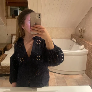 Blus - Supersnygg marinblå blus som endast än använd en gång💖